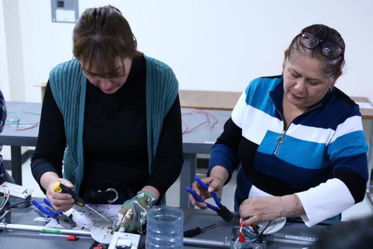 Realizan Municipio y CMIC curso de electricidad básica para mujeres