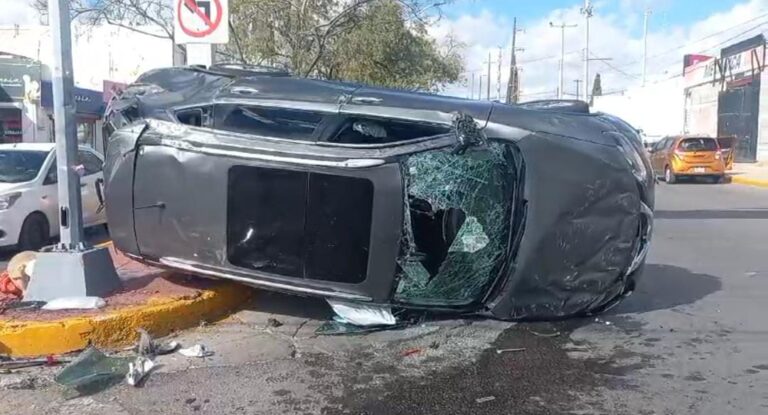 Omite adulta mayor semáforo y ocasiona aparatosa volcadura