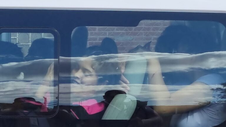 Trasladan DIF a 70 menores hacinados en albergues