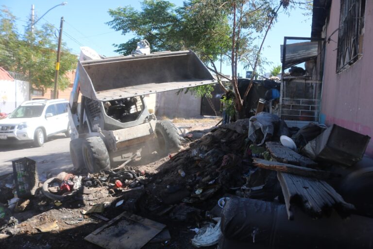 Limpia Gobierno Municipal casa de acumulador en el Cerro de la Cruz