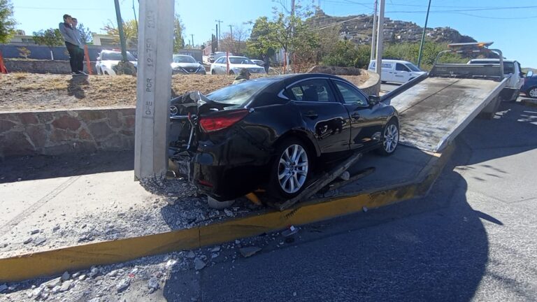 Destroza su Mazda en el Acueducto