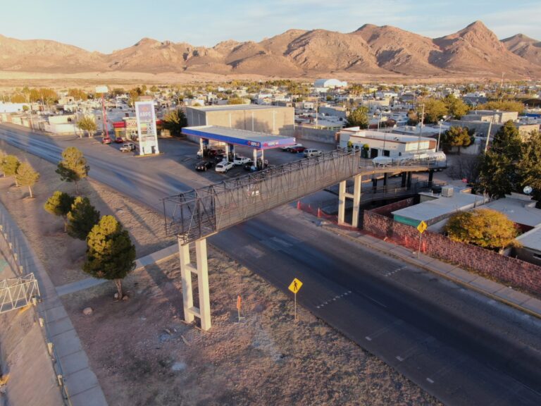 Al 80% de avance construcción de puente peatonal en Vialidad Los Nogales: Municipio