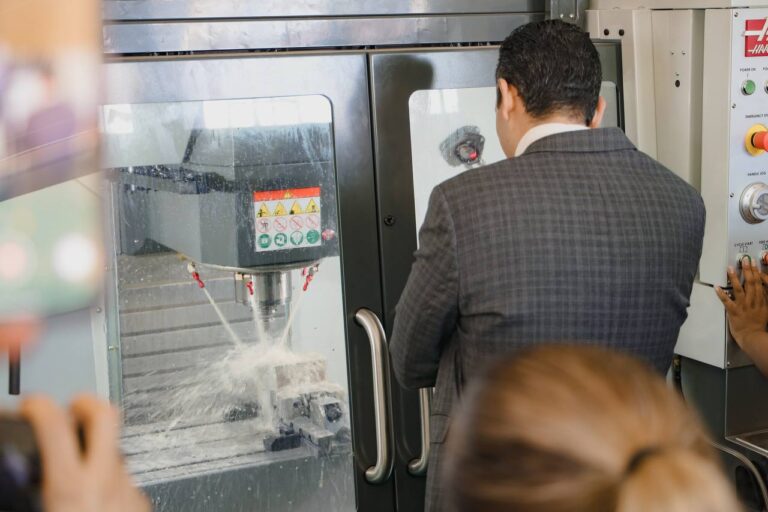 Gracias al Presupuesto Participativo, entrega Alcalde máquina para metalmecánica en CONALEP II