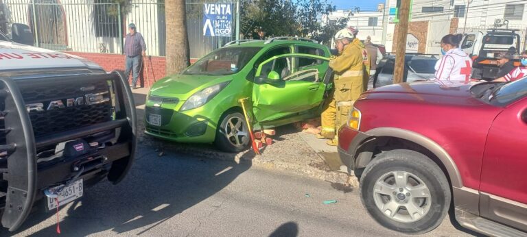 Omite alto y ocasiona aparatoso choque en San Felipe