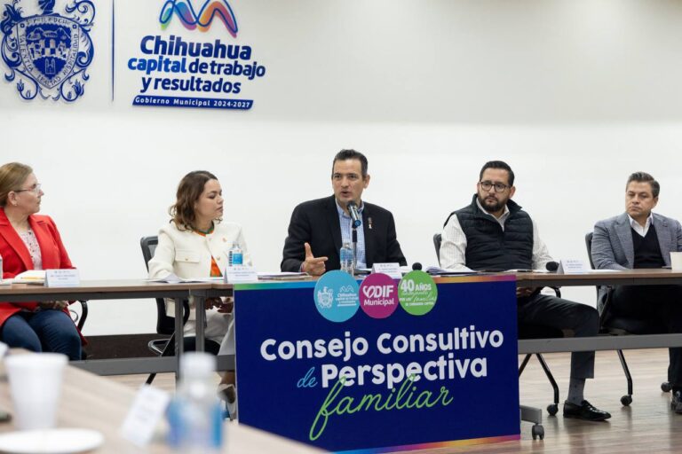 Toma Alcalde protesta a miembros del Consejo Consultivo de Perspectiva Familiar