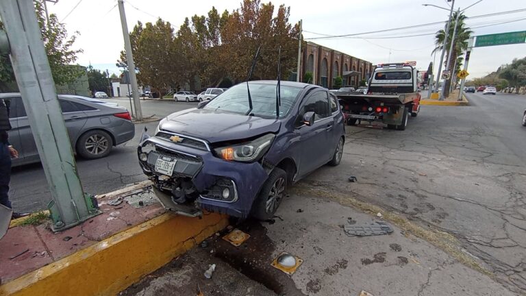 Ocasiona aparatoso accidente tras omitir semáforo en rojo