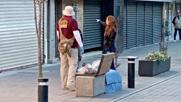 Dejan gatito muerto embolsado y con mensaje en el Centro