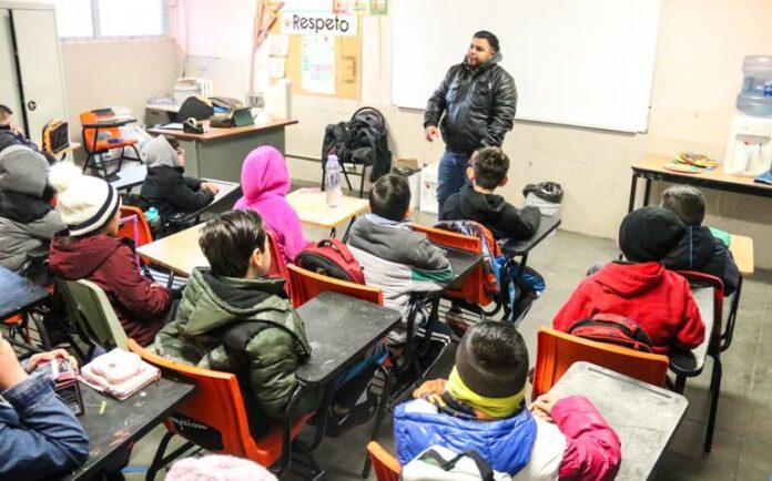 regreso a clases salón estudiantes