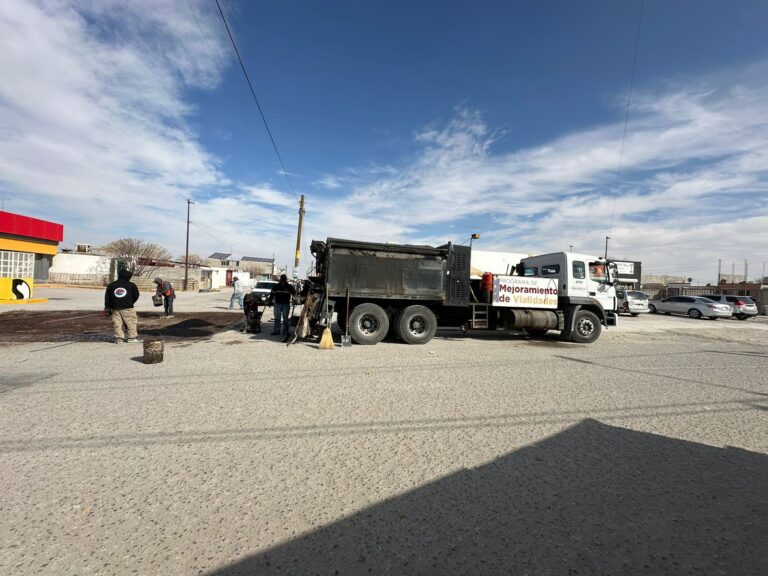 Atiende Obras Públicas con bacheo colonias del suroriente de la ciudad