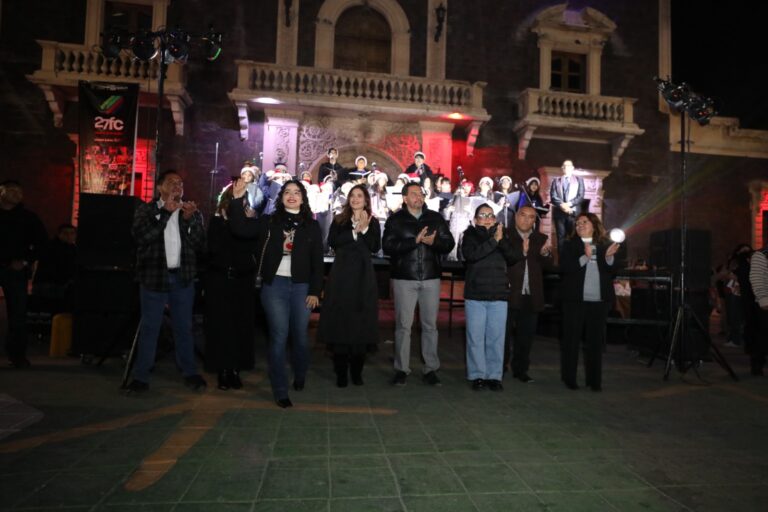 El alcalde Cruz Pérez Cuéllar enciende el espíritu navideño en el Centro Histórico