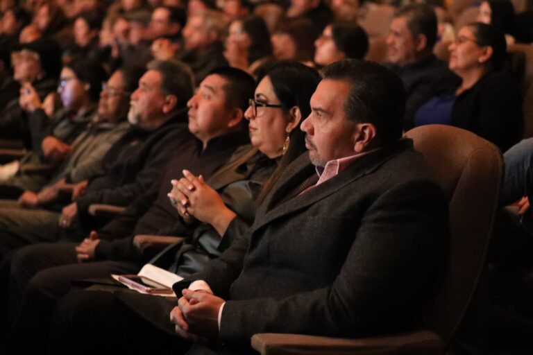 Alcalde Cruz Pérez Cuéllar asiste a la clausura del Festival de la Ciudad