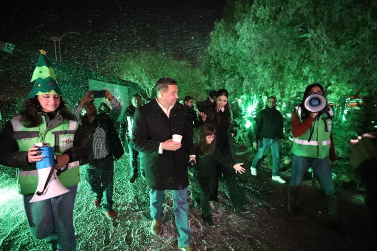 Recorren el alcalde y su familia la villa Navidad a lo Grinch