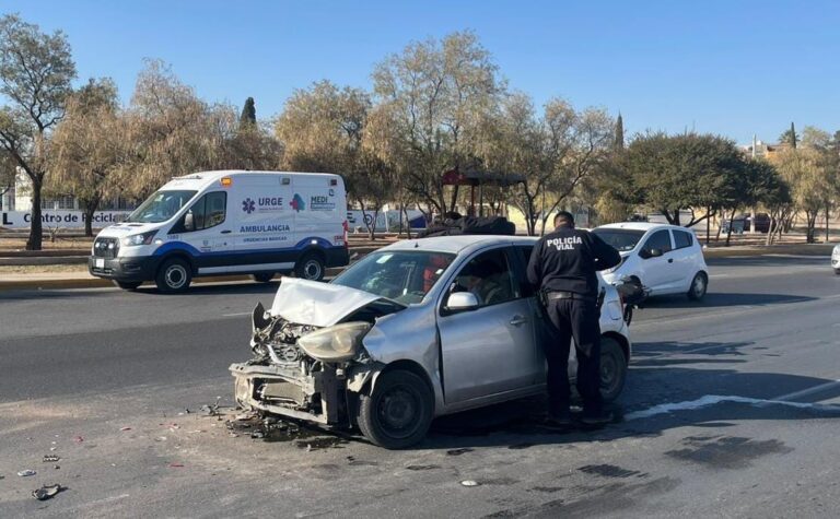 Destrozó su Uber tras choque con dompe