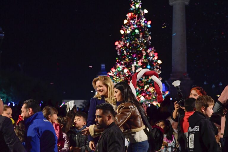 Encendió Maru Campos el Árbol Navideño en la Plaza del Ángel