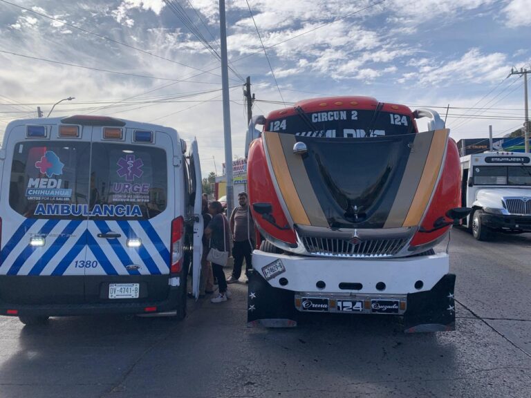 ¡Urbanazo! 10 heridos tras choque de camiones