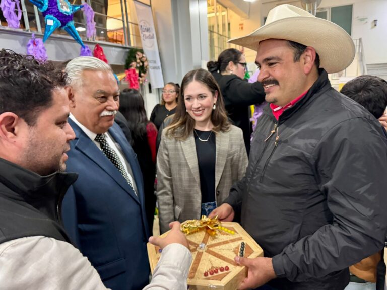 Inaugura Luis Fernando Chacón bazar de navidad con productos elaborados por personas en reinserción