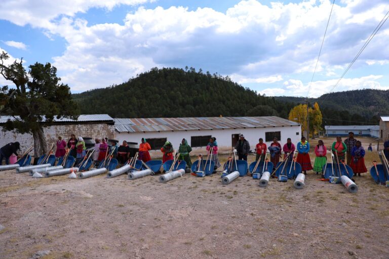 Entrega Estado en Guachochi apoyo alimenticio y herramientas para la agricultura