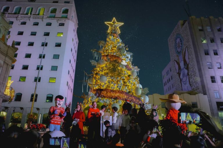 Enciende alcalde Bonilla árbol de Navidad en la Plaza de Armas