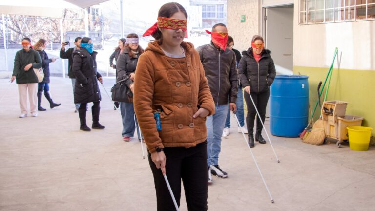 Realiza Municipio actividades en concientización sobre discapacidad visual en primaria Manuela Medina