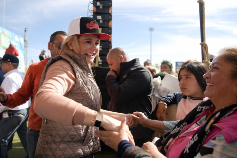 En posada navideña, Maru Campos se compromete a seguir trabajando por las familias de Parral
