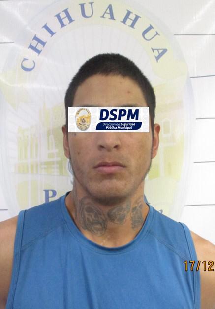 Municipales aseguran a hombre armado en techo de vivienda de la Santa Rosa