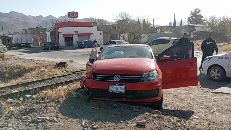 Aparatoso choque sobre vías del tren al norte