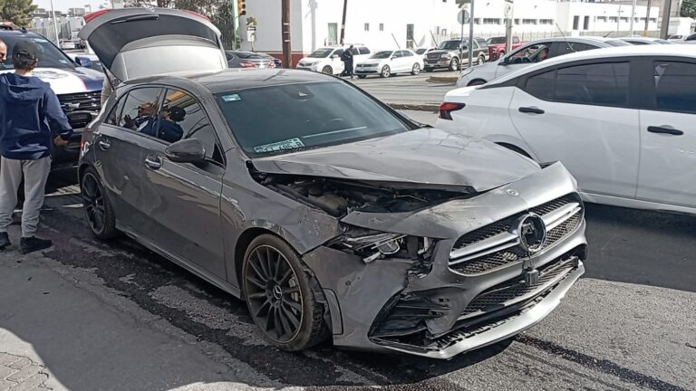 Omitió alto en semáforo y ocasionó aparatoso accidente