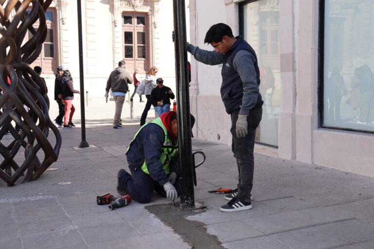Instala Municipio nuevos postes de alumbrado público en la calle Victoria