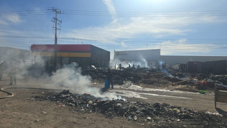 Atiende Bomberos y Protección Civil Municipal incendio en asentamiento migrante