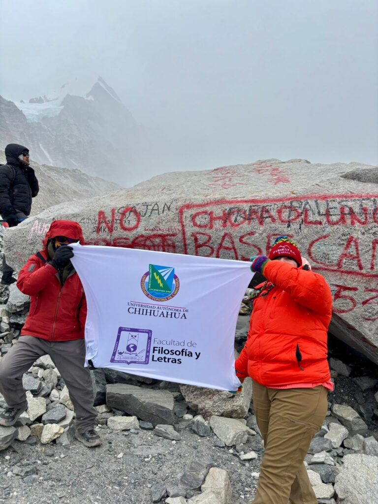 Mercedes Reza Torres: La estudiante que llevó la bandera de la UACH al Campamento Base del Everest