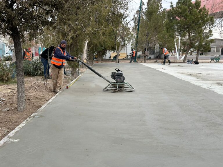 Trabaja Obras Públicas en la rehabilitación del parque Carlos Dickens
