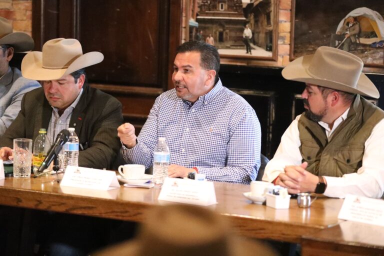 Asiste alcalde a reunión de la Asociación Ganadera Local