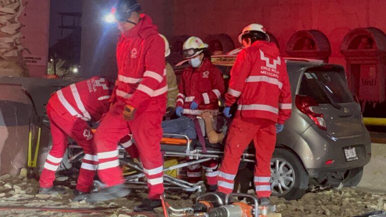 Rescatan de entre fierros retorcidos a guiador tras aparatoso choque