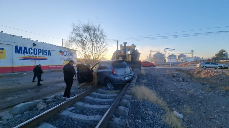 Lo arrastra ferrocarril por intentar ganarle el paso