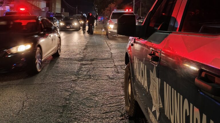 Revisan policías municipales vehículos en operativo nocturno en zonas prioritarias