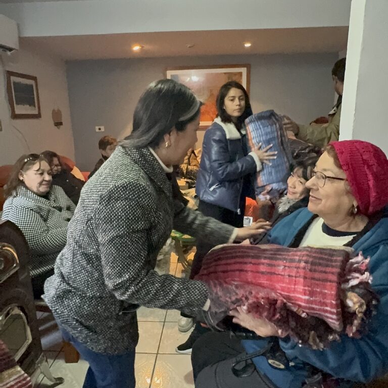 Entrega Nancy la China Frías cobijas en Club del Abuelo