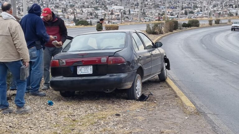 Pierde el control y choca en el periférico De La Juventud