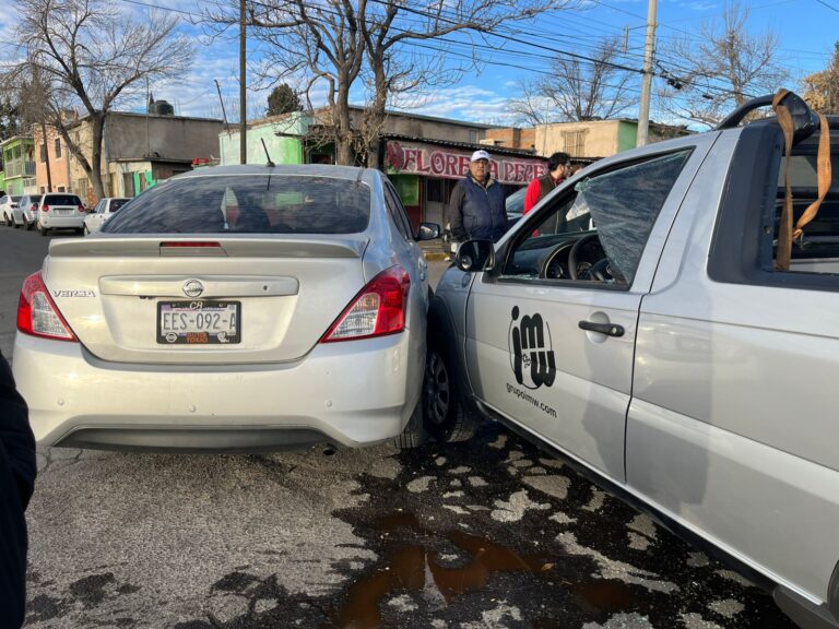 Aparatoso choque en la Pedro Meoqui dejó daños materiales