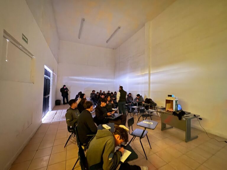 Imparten charlas sobre salud mental a jóvenes de preparatoria