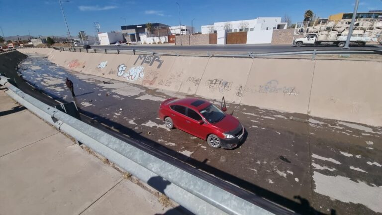 Cae con todo y vehículo en canal de la Nogales