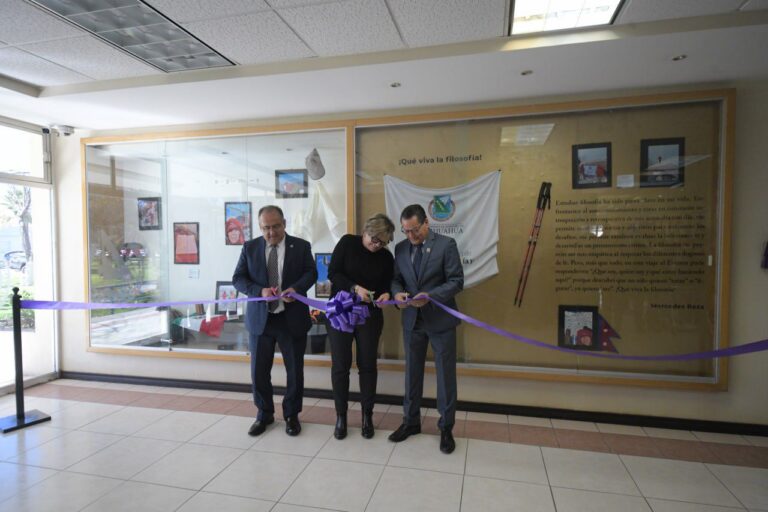 Inauguran la exposición «¡Que viva la Filosofía!», en la Facultad de Filosofía y Letras