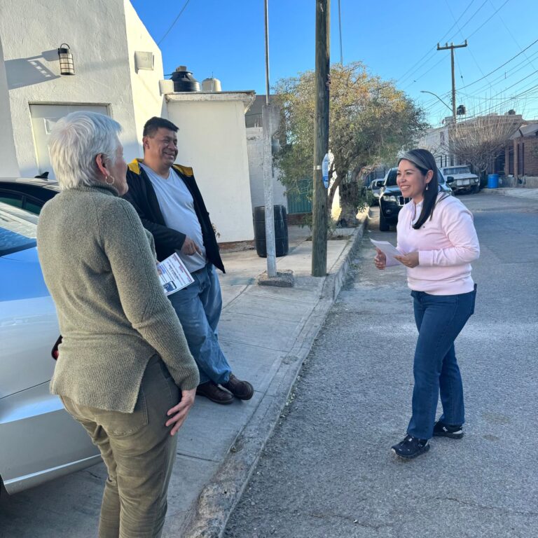 Recorre “La China” Frías colonias del Distrito 12 y entrega despensas a familias