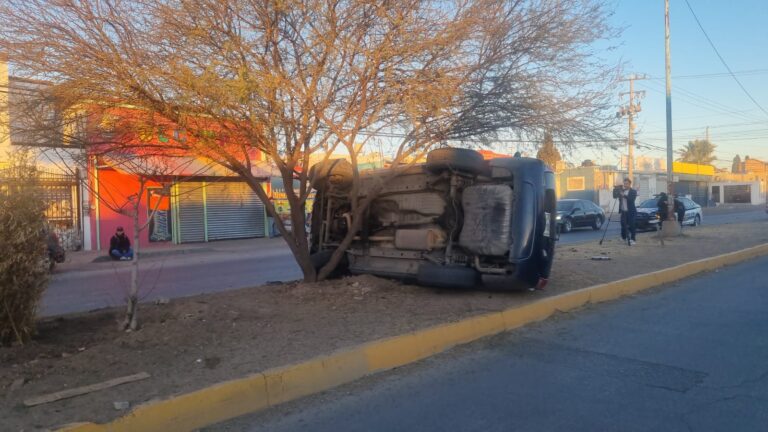 Volca su Jeep en la colonia Portales