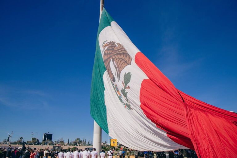 Asiste Alcalde a izamiento de bandera mexicana en El Palomar por 24 de febrero