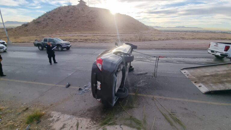 Volcó madre que llevaba a su hijos a la escuela en la carretera a Aldama