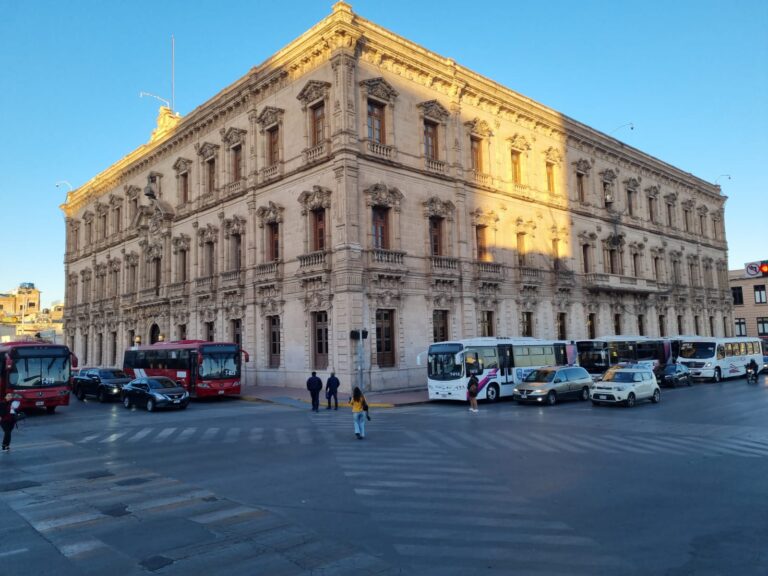 ¡No hay Bowi! Realizan operadores paro de labores y se manifiestan frente a Palacio