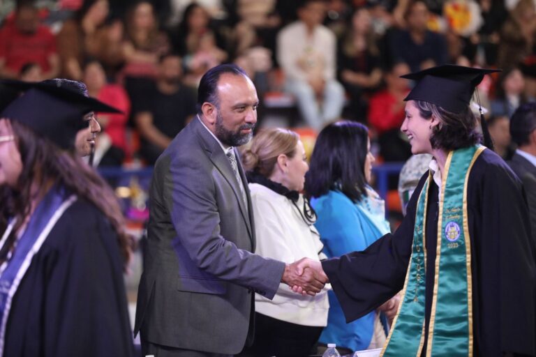 Asiste Presidente Municipal a ceremonia de graduación de la UACJ