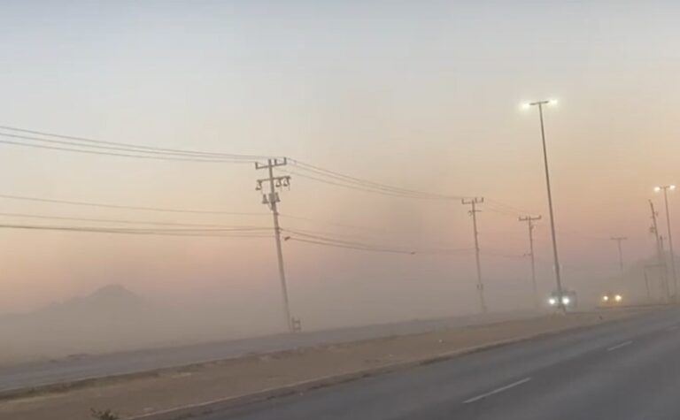 Nula visibilidad por tolvaneras al oriente de la ciudad