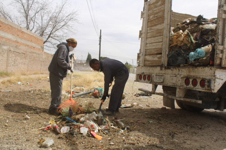Retira Gobierno Municipal 2.5 toneladas de basura y tiliches de vivienda al sur de la ciudad