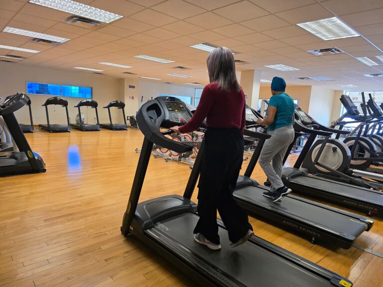 Impulsa UACH recuperación de pacientes con cáncer de mama a través del ejercicio físico.